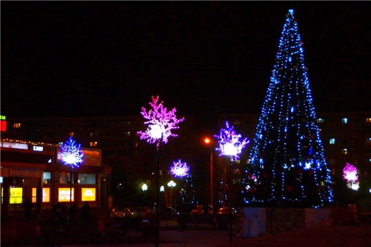 Готовимся к Новому году: в Калининском районе завершается новогоднее оформление территорий