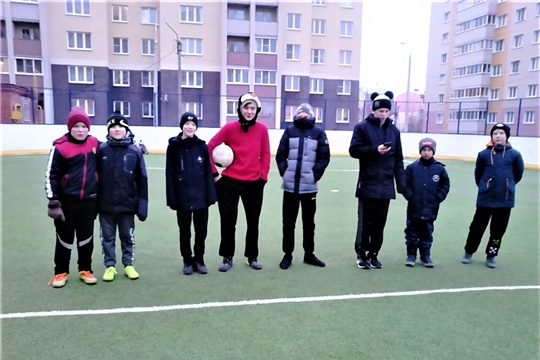 В Калининском районе инструктора по спорту организуют активный отдых горожан