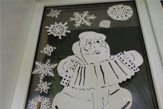 Хоровод снежинок закружил на окнах Чебоксарской детской музыкальной школы №2 им.В.П.Воробьева