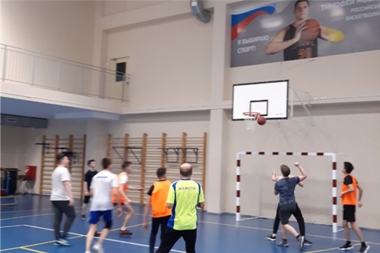 В Калининском районе инструктора по спорту прививают жителям любовь к здоровому образу жизни