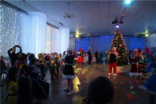 В Калининском районе столицы прошла новогодняя благотворительная елка для детей из малообеспеченных семей