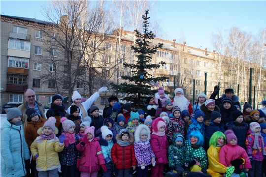 Дворовые праздники дарят жителям Калининского района новогоднее настроение