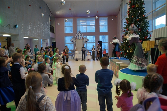 В Калининском районе прошла благотворительная елка для детей из малоимущих и многодетнх семей