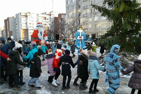 Новогодняя сказка во дворах Калининского района продолжается