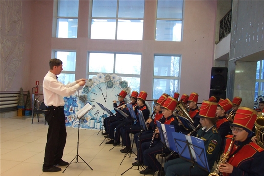 Детский духовой оркестр «Виват» чебоксарской музыкальной школы выступил на новогоднем представлении