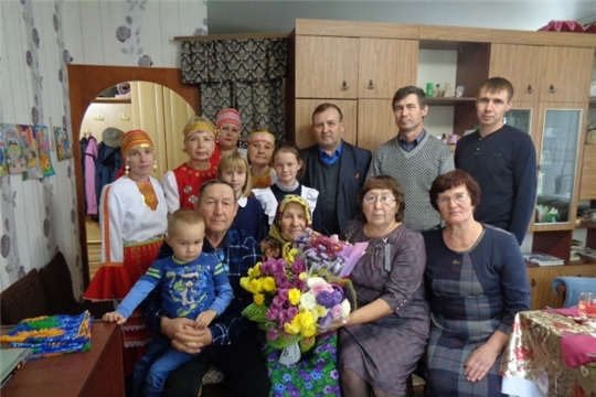 В день своего 90-летнего юбилея принимала поздравления вдова ветерана ВОВ, педагог-ветеран Сугайкасинской ООШ З.С. Цветкова