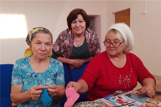 Вяжем для внуков: в Доме культуры села Вутабоси состоялось очередное занятие кружка "Очумелые ручки"