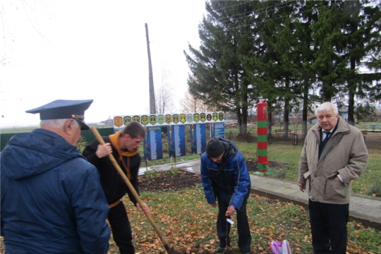 Посадка саженцев яблонь и фундука возле памятника, посвященного защитникам Отечества в с. Малые Кибечи