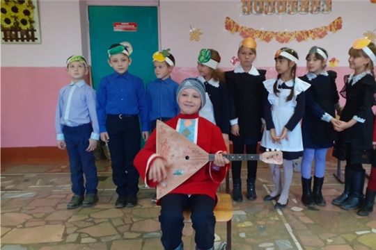 Осени яркие краски: в актовом зале МБОУ "Вутабосинская СОШ" среди начальных классов состоялся осенний бал
