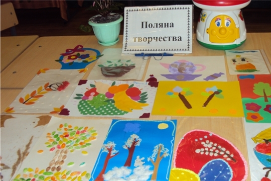 Накануне праздника Сеспельская библиотека пригласила ребят на мастер-класс «Мамочке подарок приготовлю я…»