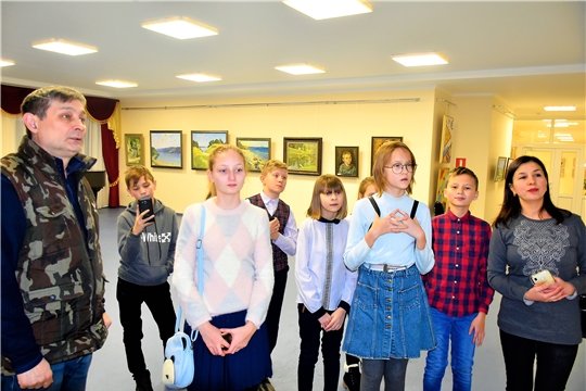 В Доме Дружбы народов Чувашской Республики продолжает работу выставка чувашской республиканской общественной организации «Союз чувашских художников» «Кӑвак хуппи» («Озарение»)