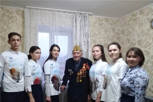 В рамках молодёжного проекта «75 добрых дел» в Канашском районе волонтёры Победы Напольнокотякской средней школы в гостях у ветерана войны Е.Е. Егорова