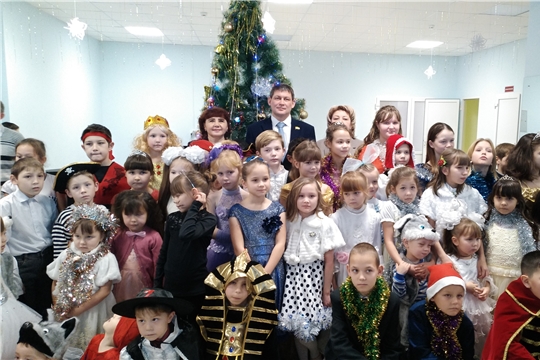 Депутат Государственного Совета Чувашской Республики Виталий Иванов поздравил с Новым годом детей района