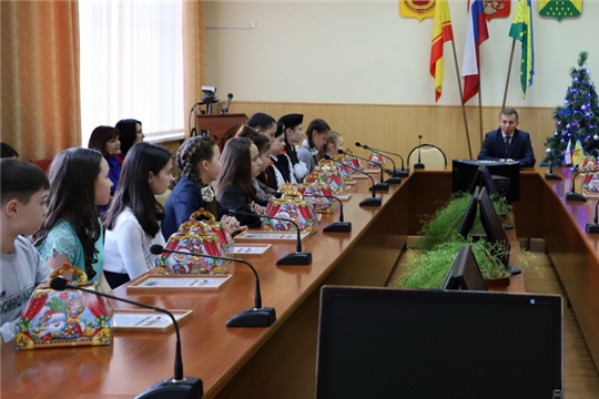 Глава администрации Комсомольского района Александр Осипов встретился с одаренными детьми