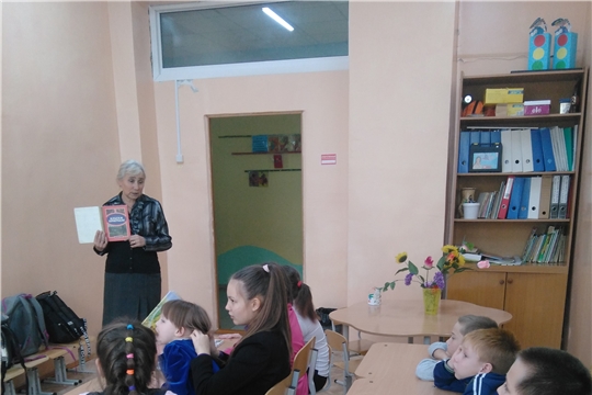 Детский отдел межпоселенческой библиотеки на прогулке в «лиловом, золотом, багряном» тереме