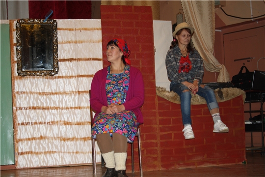 Участники театрального клубного формирования «Хурăнташ» выступили со спектаклем «Лар, аннеçĕм, юнашар»