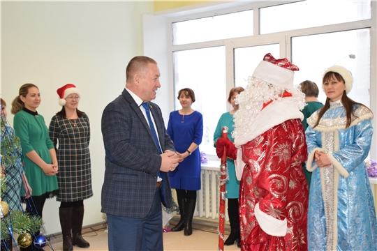 Глава администрации Красночетайского района Александр Башкиров поздравил трудовой коллектив детского сада «Рябинушка» с наступающим Новым годом.