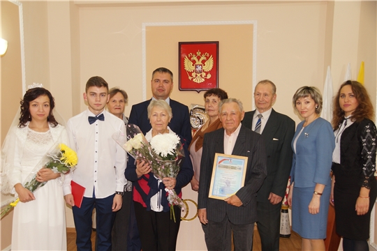 В Ленинском районе сегодня чествовали «изумрудных» юбиляров и напутствовали молодоженов