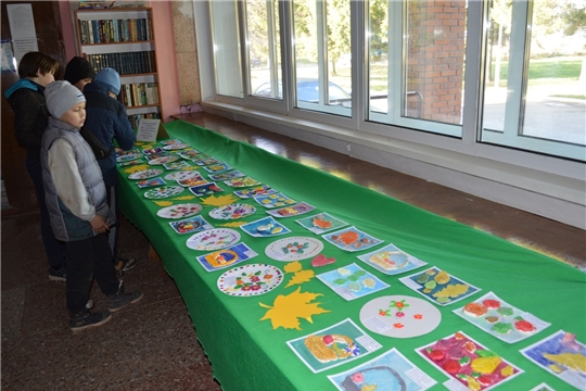 В ТОС «Новолапсарский» открылась выставка детских работ «Осенний вернисаж»