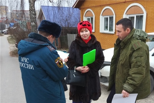 Жителям частного сектора Ленинского района напомнили о пожарной безопасности