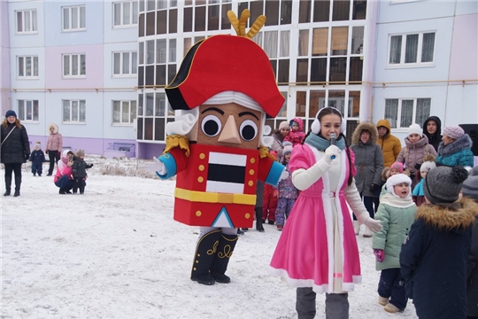 Новогодняя сказка во дворах Ленинского района продолжается