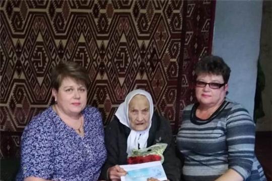 Жительница города Мариинский Посад, труженик тыла, ветеран труда Зинаида Ивановна Сапожникова отметила свой 90-летний юбилей