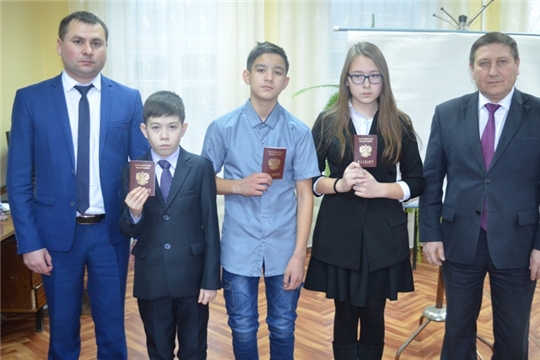 В День Конституции России в Мариинско-Посадском районе состоялось торжественное вручение паспортов