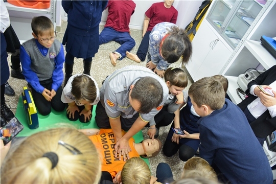 Чебоксарские школьники узнали как работает центр медицины катастроф и скорой помощи