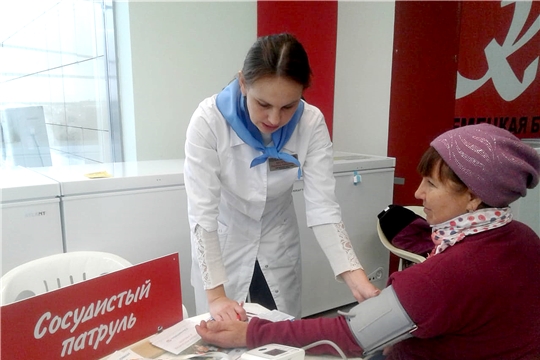 В Чебоксарах в торговом центре прошла акция, приуроченная ко Всемирному дню борьбы с инсультом