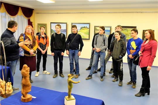 Студенты и педагоги транспортного техникума ознакомились с выставкой «Кӑвак хуппи» («Озарение»)