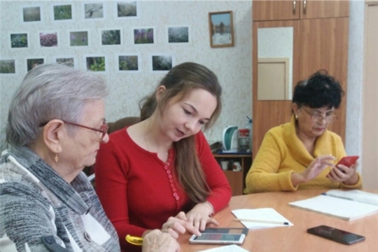 С 2019 года в Чебоксарах реализуется проект «Бабушка и смартфон»
