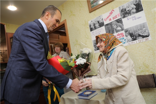 Михаил Игнатьев поздравил со 102-летием долгожительницу из Новочебоксарска