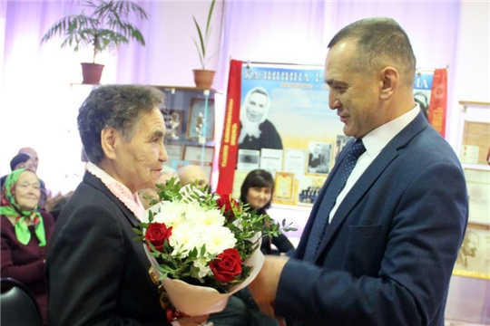 Глава администрации района Ростислав Тимофеев поздравил трактористку Раису Калинину с юбилеем: «Спасибо за любовь и  хозяйское отношение к земле»