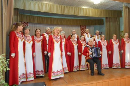 Народный хор ветеранов с концертом в Молгачкасинском сельском клубе