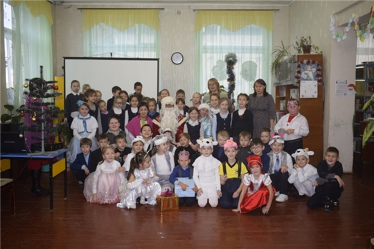 Сотрудники РДК и Моргаушской детской библиотеки провели праздничное мероприятие «Новогодний книжный БУМ»