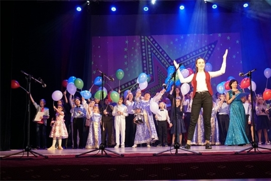 Во Дворце культуры «Салют» прошел ежегодный фестиваль творчества «Блуждающие звезды»