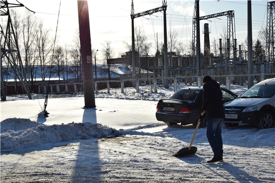 Утро работников ЖКХ Московского района г. Чебоксары началось с уборки снега