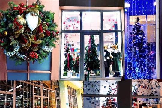 В городской новогодний интерьер вносят свои штрихи торговые предприятия Московского района