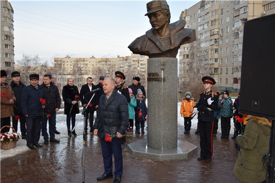 Возложение цветов к памятнику Петрикову