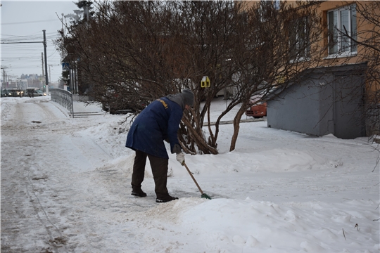 Работники ЖКХ Московского района г. Чебоксары расчищают территорию после снегопада
