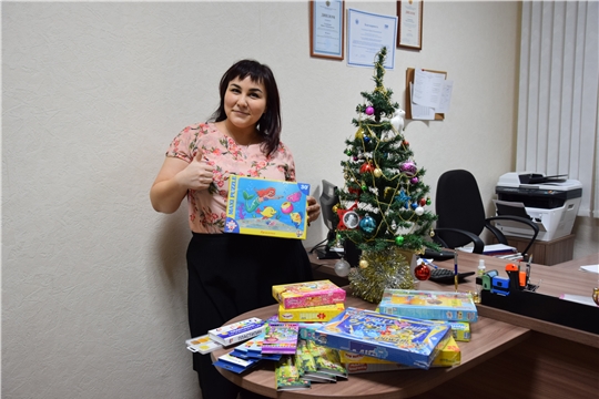 Сотрудники Чувашпотребсоюза присоединились к новогодней благотворительной акции «Любимая игрушка малышу»