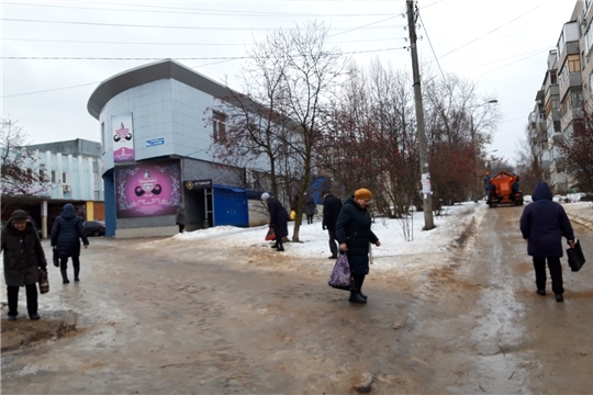 Работники ЖКХ Московского района г. Чебоксары регулярно проводят противогололедные мероприятия