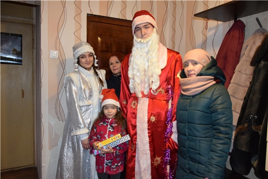 Дед Мороз и Снегурочка поздравили на дому детей Московского района г. Чебоксары