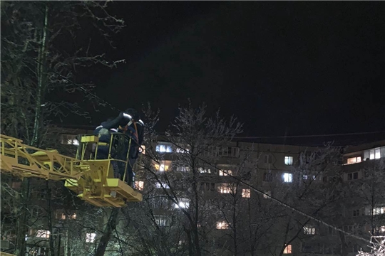 Жилищно-коммунальные службы Московского района г. Чебоксары ликвидируют последствия ледяного дождя