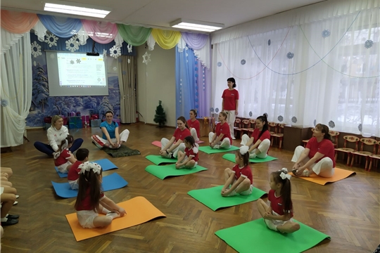 Мастер спорта России по футболу и футзалу Лилия Портнова провела для дошкольников спортивное занятие