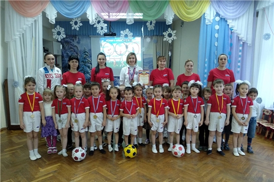 Мастер спорта России по футболу и футзалу Лилия Портнова провела для дошкольников спортивное занятие