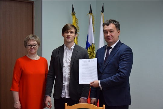 Новоселье – в канун Нового года: в Московском районе г. Чебоксары вручили постановление о предоставлении жилья детям-сиротам