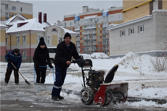 Работники ЖКХ Московского района г. Чебоксары устраняют последствия снегопада