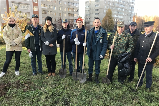 Сотрудники Управления по делам ГО и ЧС и  студенты Академии технологии и управления - на субботнике