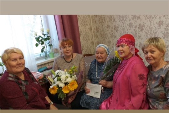 Поздравления с 90-летним юбилеем принимает ветеран Великой Отечественной войны Антонина Семеновна Татарова